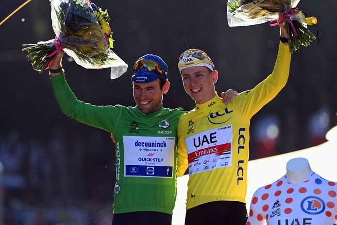 De 36-jarige Mark Cavendish pakt de groene trui, maar de 22-jarige Tadej Pogacar is de grote uitblinker van deze Tour: de gele trui, de witte trui en de bolletjestrui.