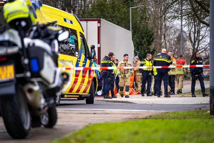 Bij een ongeluk op de Kromme Zandweg in Rotterdam is een fietser overleden na een aanrijding met een vrachtwagen.