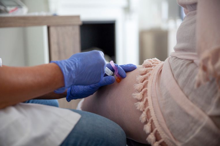 Een kankerpatiënt krijgt thuis een deel van de chemokuur toegediend door een verpleegkundige. Beeld Harry Cock / de Volkskrant