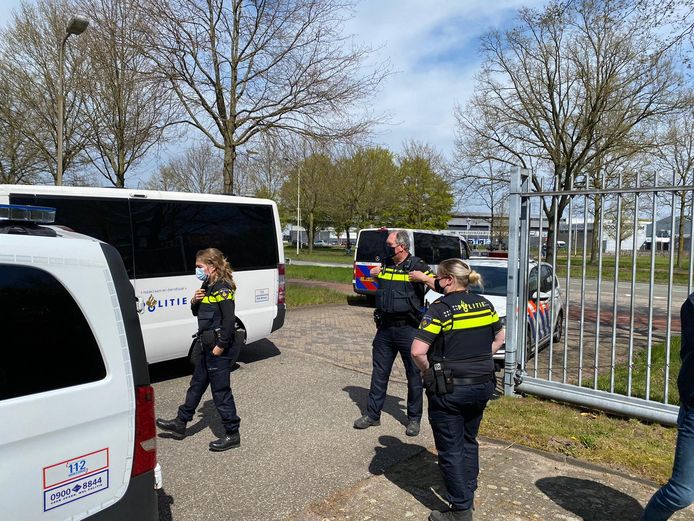 Politie bij de uitgang van Party Express in Breda