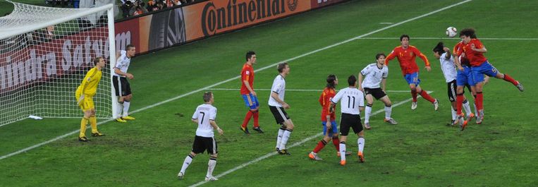 Het moment van de winnende kopbal in de halve finale tegen Duitsland (WK 2010) Beeld AP