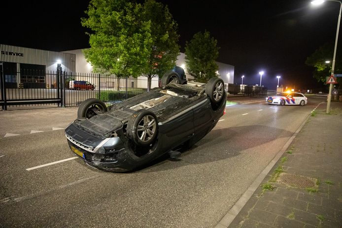 Bij de botsing op de Leemstraat in Roosendaal zijn twee inzittenden gewond geraakt. De bestuurder van de andere auto is meegenomen naar het politiebureau.