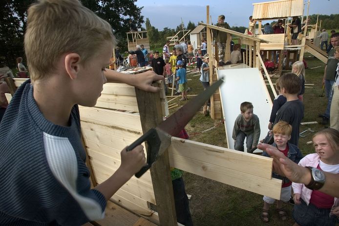 Kinderen bouwen hutten tijdens een eerdere Kindervakantieweek in Someren-Eind.