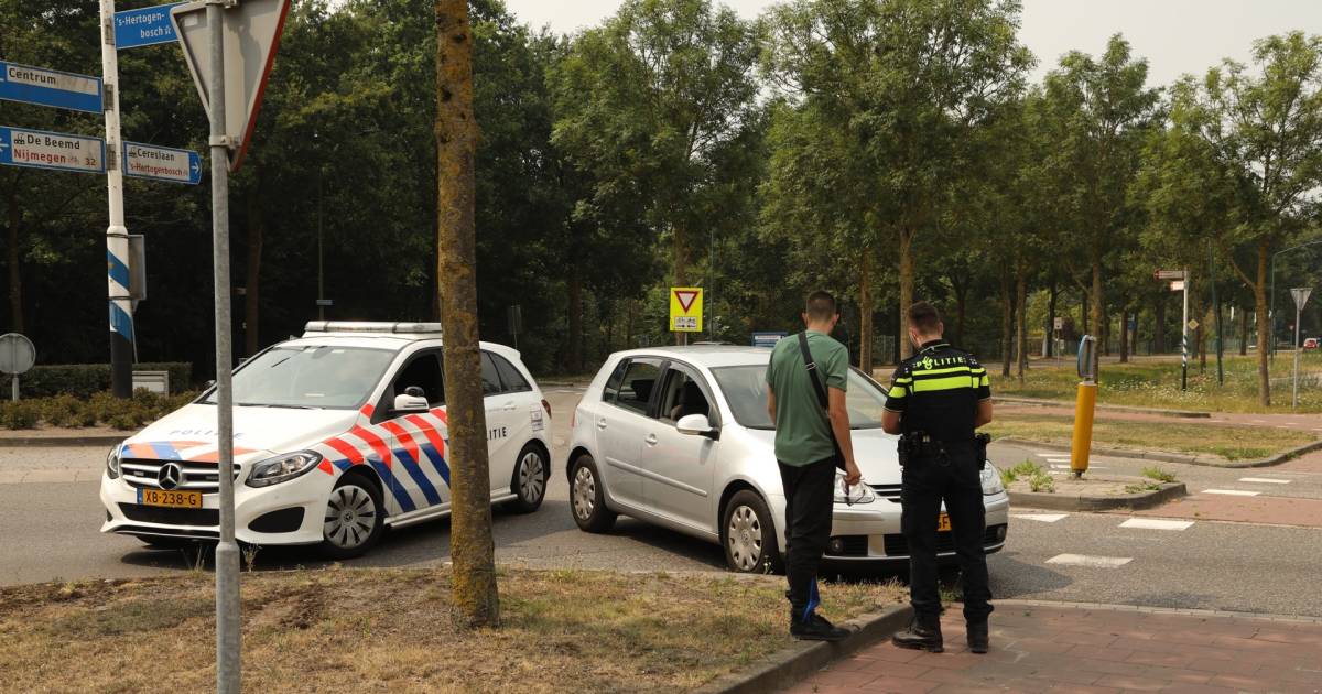 Fietsster gewond na botsing met auto in Heesch.
