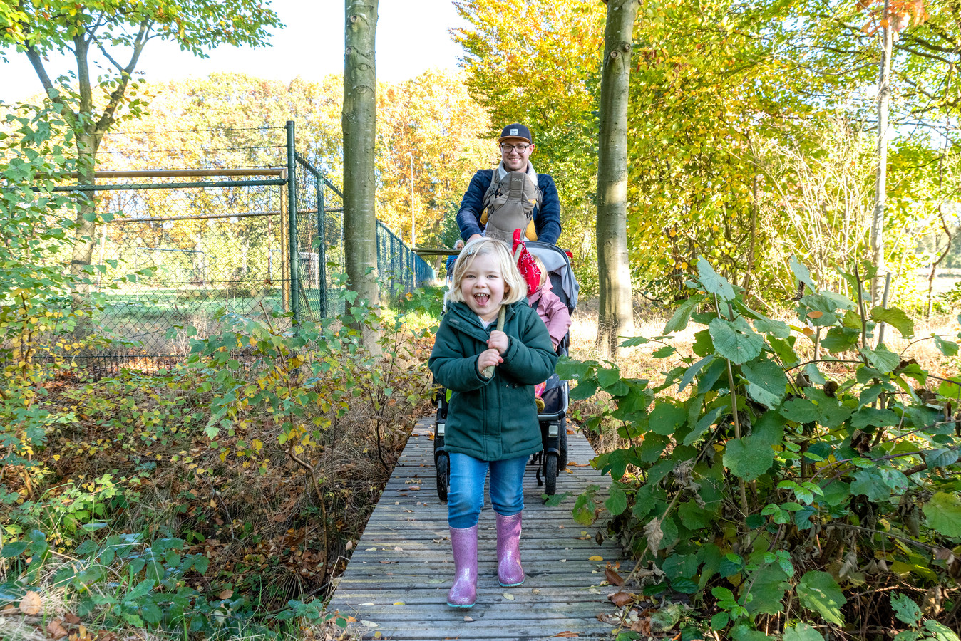 Moud (3 jaar ) loopt samen met haar zusje Juul en broertje Giel en met Dirk achter de kinderwagen de Knapzakkentocht in Wouwse Plantage.