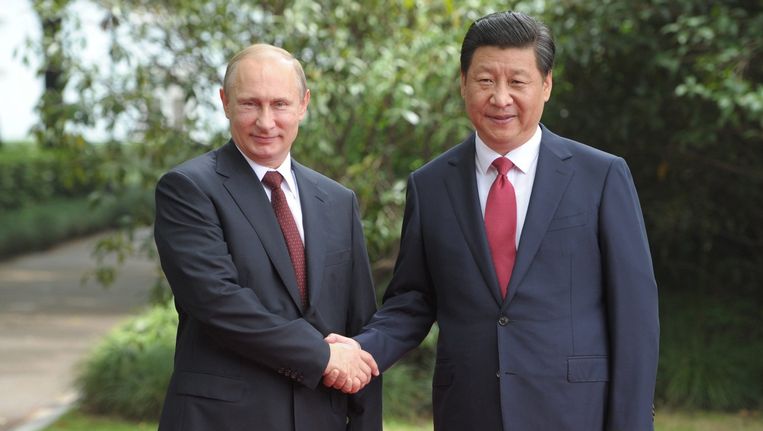 Russische premier Vladimir Poetin en Chinese premier Xi Jinping Beeld epa