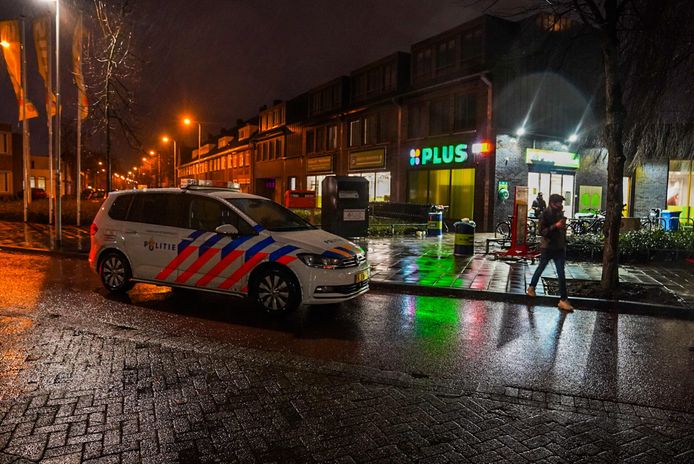 Een man heeft met een steekwapen een overval op de Plus aan de Woenselsestraat in Eindhoven gepleegd. De overvaller is met een onbekend geldbedrag gevlucht.