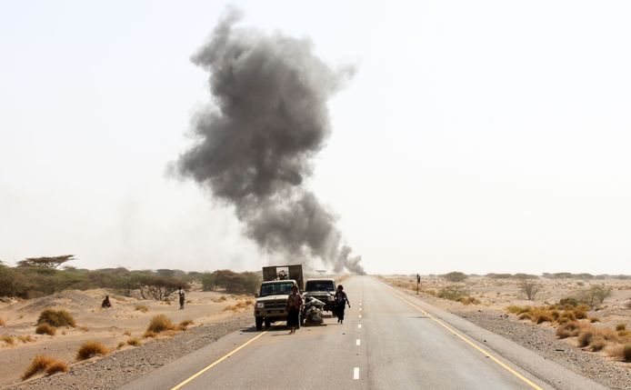 Bij luchtaanvallen van de coalitie op een trainingskamp kwamen zondag minstens 26 Houthi-rebellen om het leven.