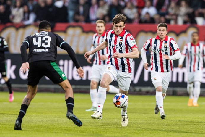 Thijs Oosting probeert tegenstander Marvin Peersman te passeren, tijdens de 1-1 tussen Willem II en FC Groningen.
