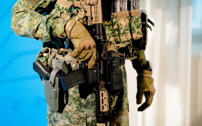 Een militair in moderne uitrusting tijdens de presentatie van de Defensievisie 2035