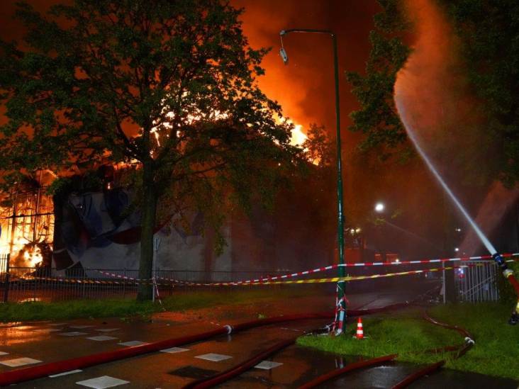 Vriesloods van logistiekbedrijf Vice Versa in Oss al meer dan 24 uur in brand: zie hier de beelden