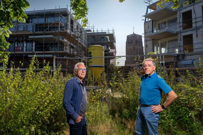 Jan Veenman  (links) en John Barendregt maken zich zorgen over de smalle straatjes waar vrachtwagens voor de bevoorrading in de plannen achteruit zouden moeten rijden.