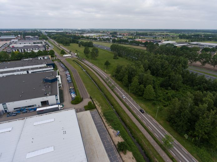 Hier in Drunen komt de waterberging, tussen de Spoorlaan in het midden en de A59 (rechtsboven). Vrijwel alle bosjes verdwijnen.