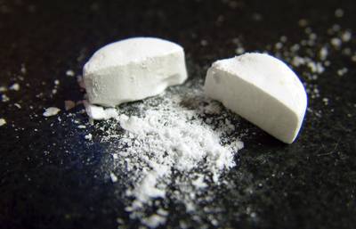 Inval in drie huizen in Sint Willebrord: politie vindt kilo’s drugs en vuurwapen