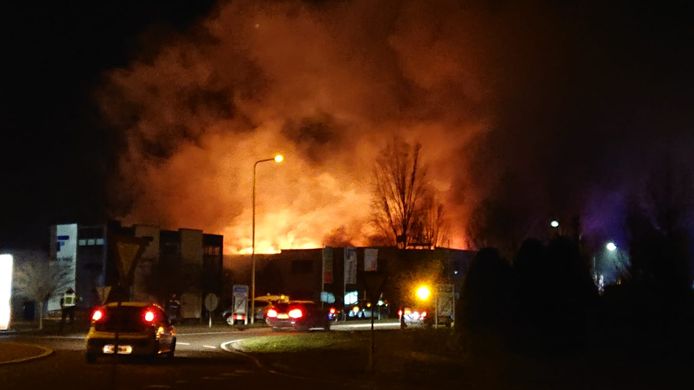 Een grote brand woedt bij Virupa in Aalten