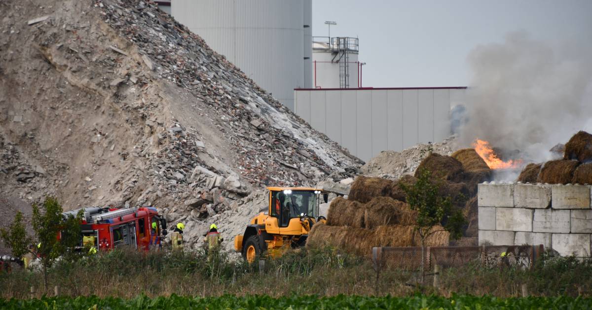 Balen hooi in brand in Terneuzen, brandweer schaalt op.