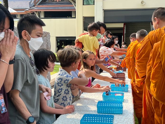 De kinderen mogen meedoen aan de offergave op Songkran, het Thaise Nieuwjaar.
