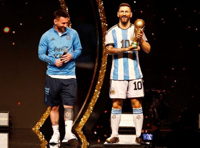 Lionel Messi afgelopen week naast zijn standbeeld in het hoofdkantoor van de Conmebol in Luque, Paraguay.