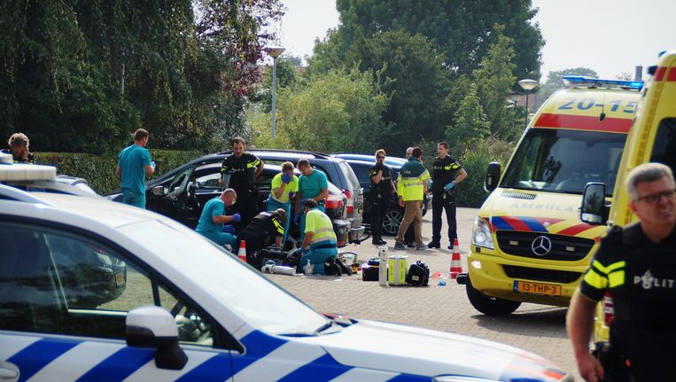 Hulpverleners probeerden tevergeefs het slachtoffer van de schietpartij bij het TweeSteden ziekenhuis in Waalwijk te reanimeren. Beeld anp