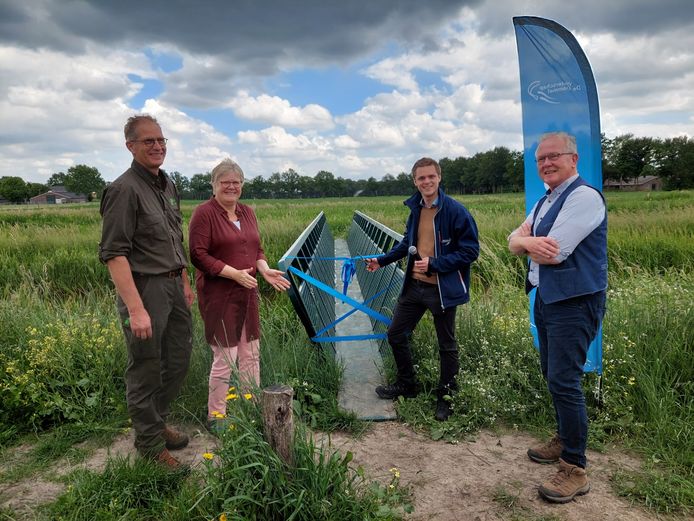 Bas Peeters, bestuurder van waterschap De Dommel, opent de nieuwe wandelbrug over de Reusel bij Diessen. Links beheerder Wim de Jong en provincievertegenwoordiger Klazien Witteveen, rechts de Hilvarenbeekse wethouder Ted van de Loo.