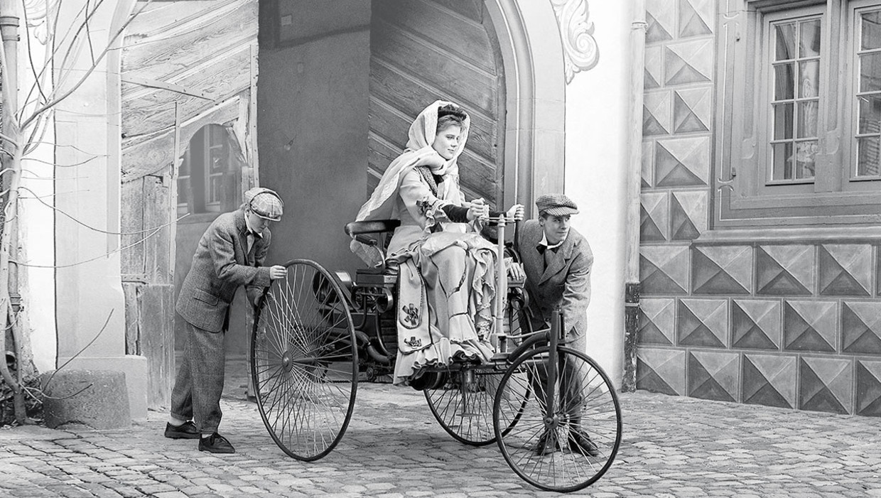 Bertha Benz begint aan haar 106 kilometer lange rit naar haar moeder. Beeld Foto uit documentaire over Carl en Bertha Benz