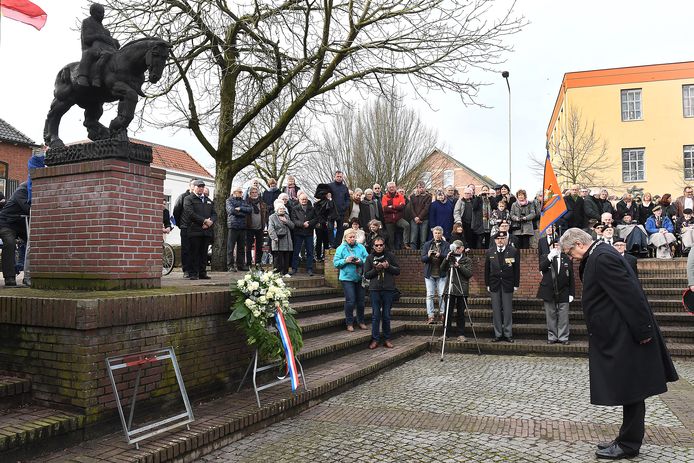 Burgemeester Willibrord van Beek van Gennep legt bij het monument bij de Niersbrug in Gennep een krans.