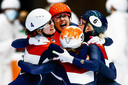 Selma Poutsma, Suzanne Schulting, Yara van Kerkhof en Xandra Velzeboer juichen na het winnen van de finale 3000 meter relay.
