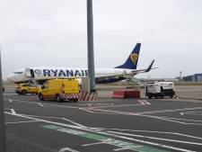 Vliegtuig RyanAir ontruimd nadat passagier zonder papieren zich opsluit in toilet: ‘Paniek was groot’