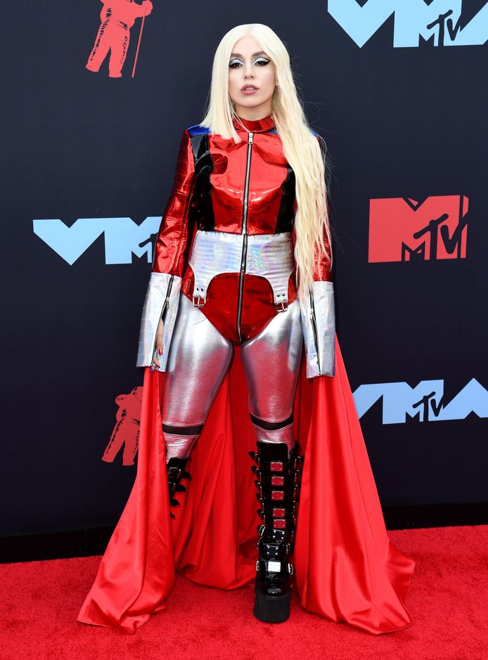 De muziek van ‘Sweet but Psycho’ -zangers Ava Max doet ons niet alleen wat aan Lady Gaga denken, ook haar outfit had serieuze Gaga-vibes.