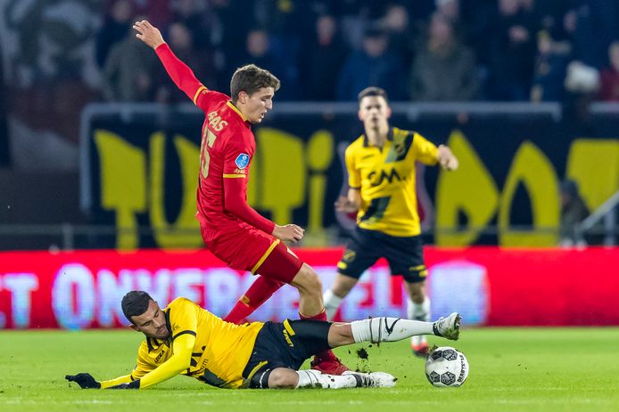 Rai Vloet glijdt AZ'er Guus Til van de bal.