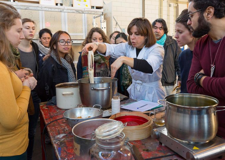 Met verschillende workshops wordt de bezoeker van het Wasteless Winter Festival op weg geholpen. Beeld Mariña Casas