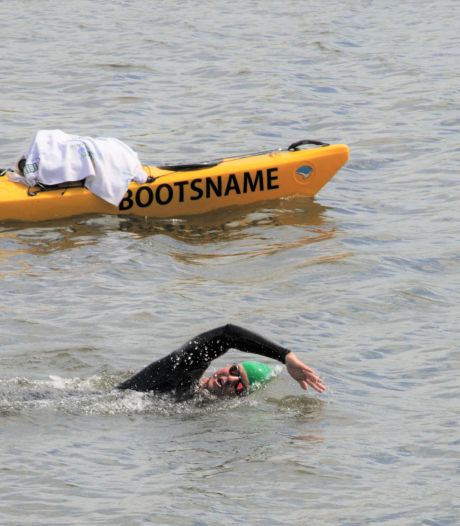 ‘Rijnzwemmer’ Joseph Hess zwemt met vertraging Nederland binnen. ‘Ik heb hier diep respect voor’
