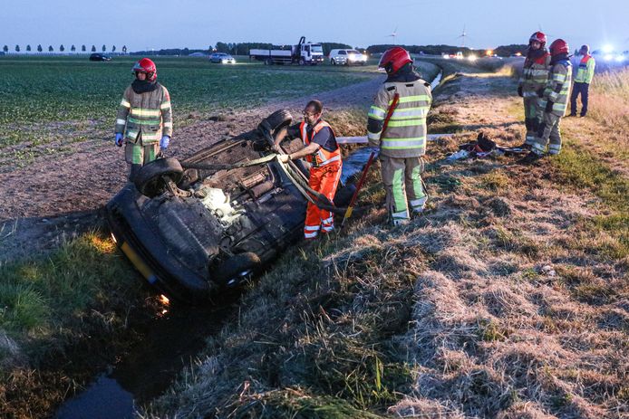 Op de A6 bij Nagele zijn bij een éénzijdig verkeersongeval twee mensen gewond geraakt.