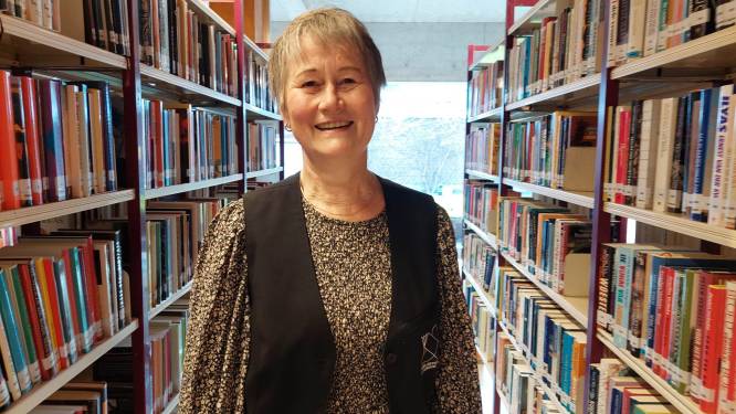 Na 35 jaar tussen de boeken, slaat bibliothecaresse Rose-Marie (61) een nieuw hoofdstuk open: “Tijd om mijn tas thee warm leeg te drinken”