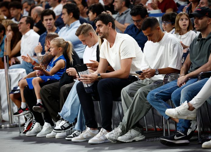Courtois naast Lucas Vazquez en Toni Kroos tijdens Real Madrid - Dallas.