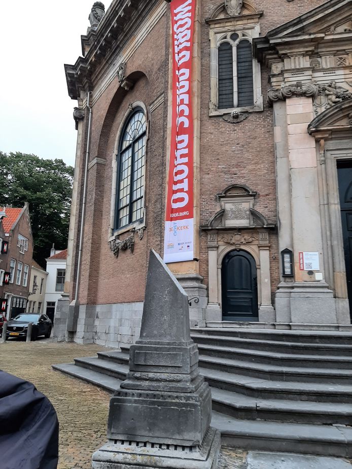 Een zuil links voor de ingang van de Oostkerk in Middelburg is afgebroken. Een hoogwerker stootte er tegenaan bij het ophangen van banieren aan de Oostkerk voor de expositie World Press Photo 2021.