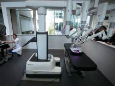 Chirurgen-voor-één-dag opereren met robot in Catharina Ziekenhuis