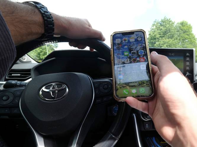 37 bestuurders spelen rijbewijs kwijt voor gsm’en aan het stuur
