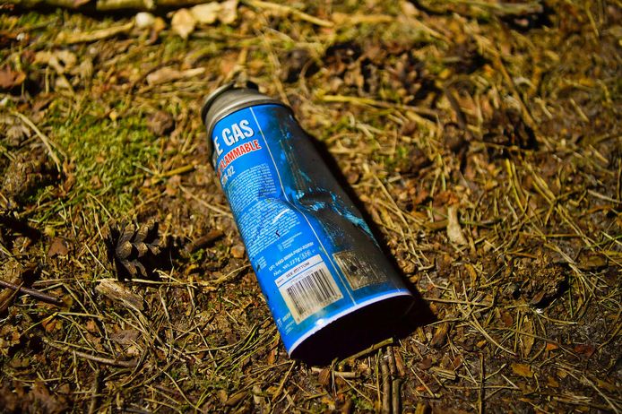 Brandweer uitgerukt voor bosbrand in Waalre, op de plek waar het vuur uitbrak werd een ontplofte gasfles gevonden.