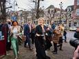 GEERTRUIDENBERG - Koningin Máxima op de Markt van Geertruidenberg waar zij op drie locaties met horeca-ondernemers sprak. Links burgemeester Marian Witte.