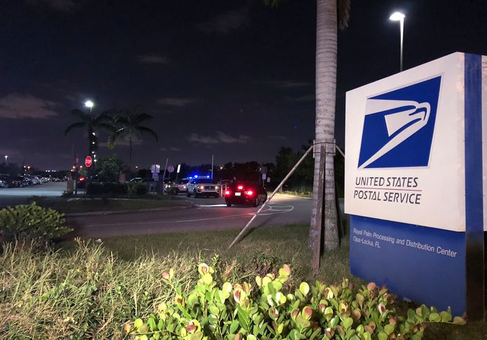 Politieagenten controleren medewerkers van het post-distributiecentrum in Opa-Locka nabij Miami in Florida.