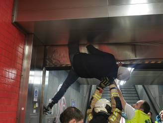 Man overleden na beknelling in rolluik op  metrostation in Brussel