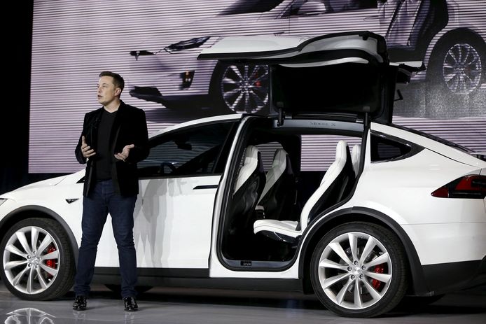 Elon Musk bij de Tesla Model X .