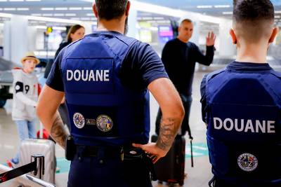 Une femme surprise à Brussels Airport avec de la cocaïne liquide dans des bouteilles de liqueur