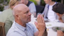 Piet op zijn knieën voor dessert van Pino en Claudia