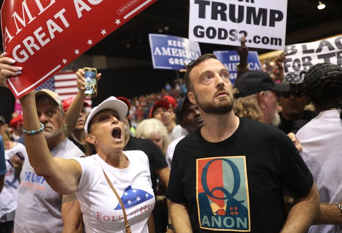 Een Trump-aanhanger met een T-shirt met de beruchte 'Q' tijdens een rally in Florida.