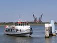 Het passagiers- dan wel partyschip van de Rotterdamse Roeiers dient dezer dagen als noodveer tussen Rozenburg en Maassluis.