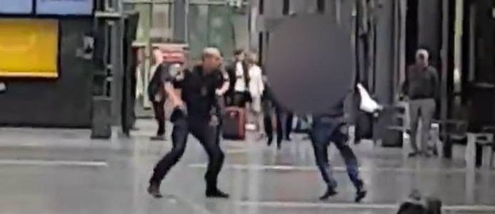 Op beelden die de Zweedse openbare omroep kreeg is te zien hoe de verdachte de politie probeert aan te vallen.