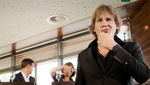 Matthijs van Nieuwkerk hoort bij de acht presentatoren die meer mogen verdienen dan de balkenendenorm.