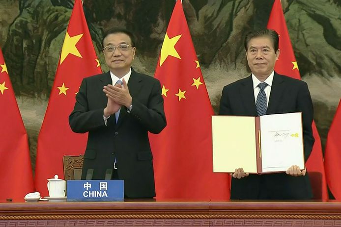 De Chinese premier Li Keqiang (links) applaudisseert terwijl de minister van Handel, Zhong Shan, het akkoord toont.